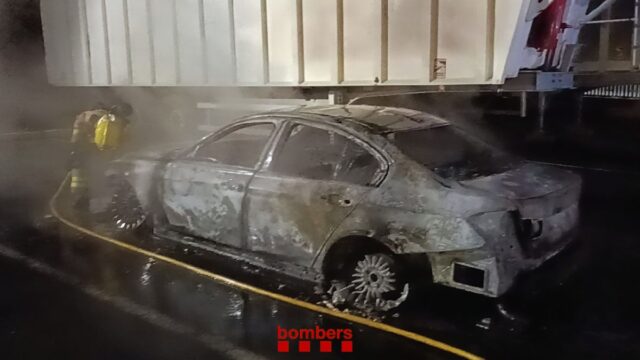 Imatge de l'estat del cotxe a conseqüència del foc (Bombers)