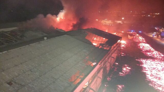 Imatge de l'incendi actiu a l'empresa Arcofrut de Lleida (Bombers)