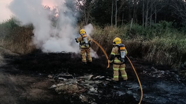Imatge de l'incendi al abocador a Vilanova de la Barca (Bombers)