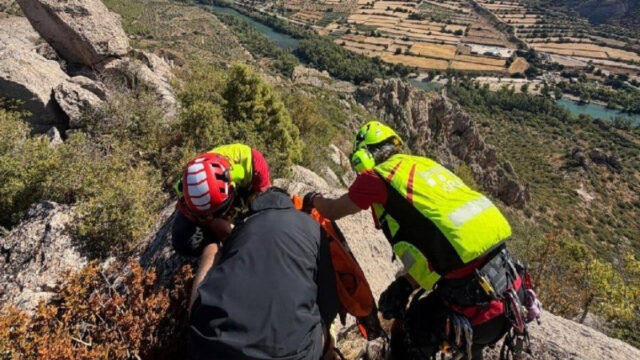 Imatge del rescat d'una persona ferida en una cresta de la muntanya de Sant Salvador a Camarasa (Bombers)