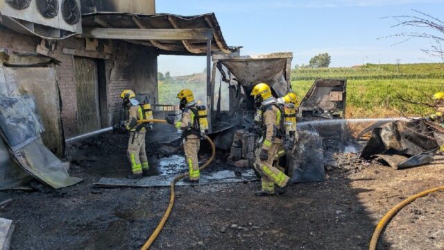 Imatge dels bombers apagant l'incendi al magatzem (Bombers)