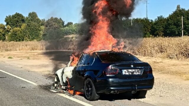 Imatge del vehicle envoltat per les flames a Vilanova de la Barca (Bombers)