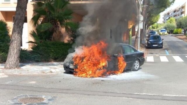 Imatge del cotxe en flames al carrer de la via Lacetània de Tàrrega (Bombers)
